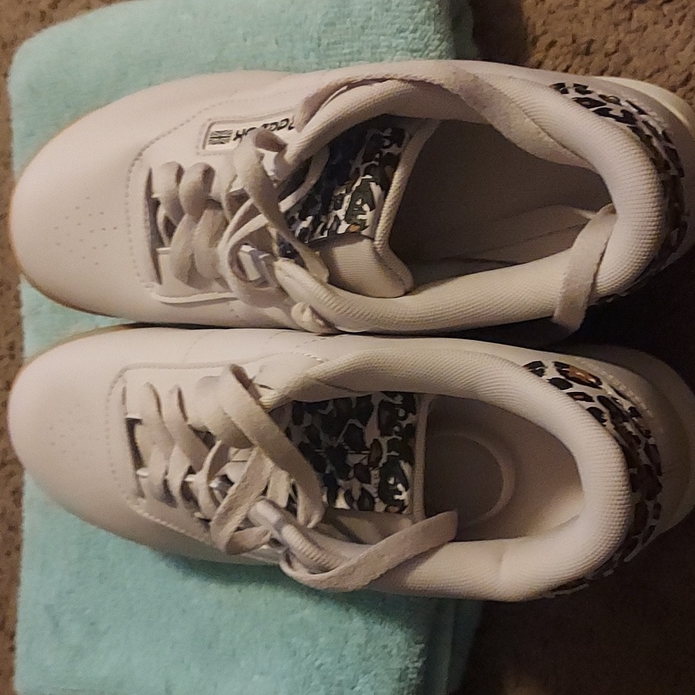 Reebok sneakers for sale. These shoes are new without tags. So 8.5 women beige